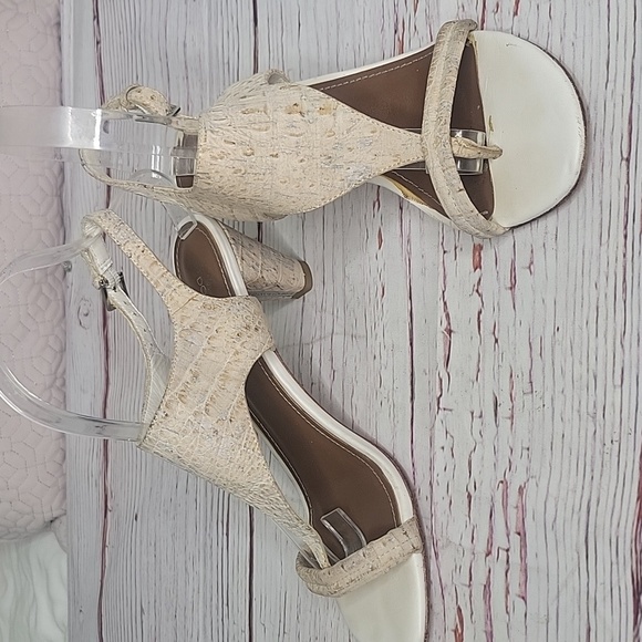 Donald J. Pliner Cream Embossed Women's Thong  Leather Sandals Size 7.5 - Picture 4 of 10